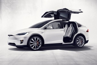 Kinyílt a Tesla ajtaja, csúnyán elvitte egy kamion