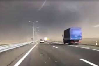 Félelmetes vihart videóztak a szerb autópályán
