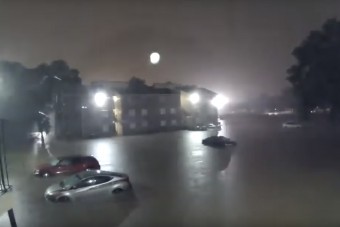 Drámai gyorsított felvételen, ahogy az árvíz elönti az autókat