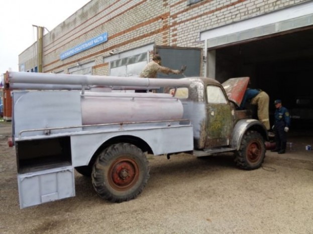 Nézd meg, ahogy ez a szovjet tűzoltóautó feltámad 6