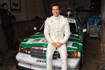 F1: Újra versenyautóba ült a Mercedes-csapatfőnök - videó