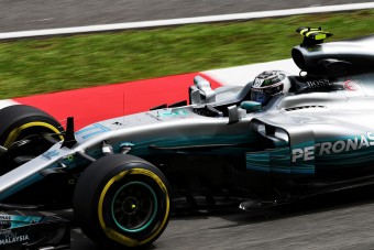 F1: Gonosz manó támadt a Mercedes autójára