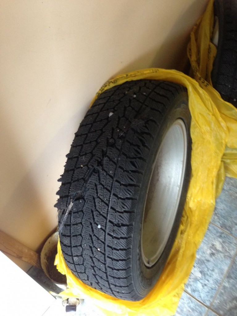 Garázsban állva szakadtak szét a használt téli gumik 2