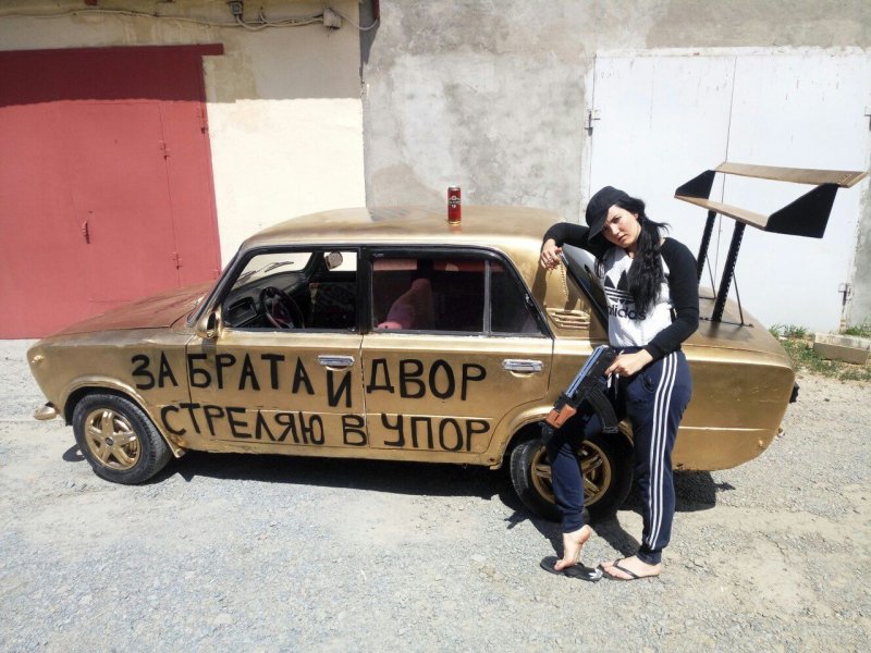 Zavarba ejtő képsorozat arany Zsigulival és egy orosz szerelőlánnyal 2