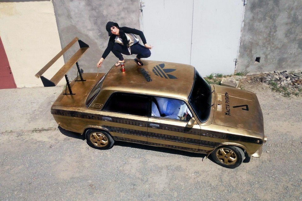 Zavarba ejtő képsorozat arany Zsigulival és egy orosz szerelőlánnyal 3