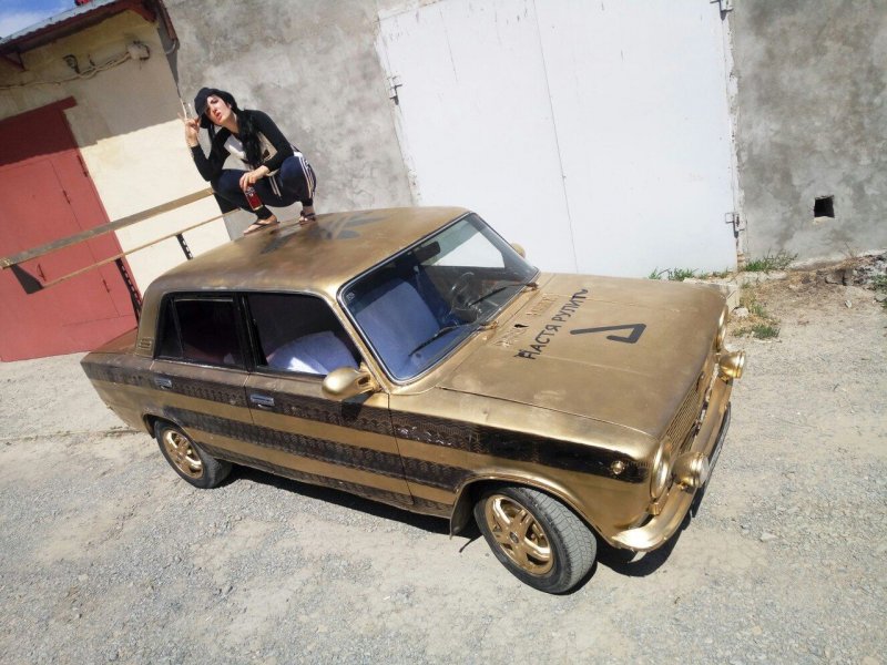 Zavarba ejtő képsorozat arany Zsigulival és egy orosz szerelőlánnyal 4