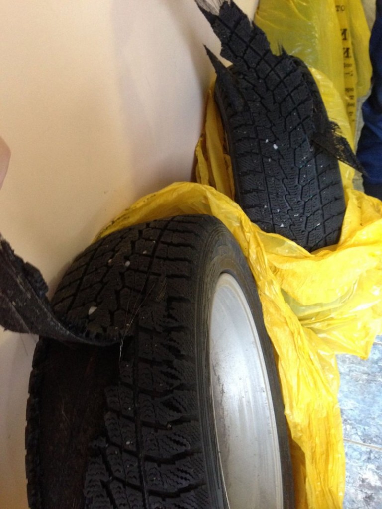 Garázsban állva szakadtak szét a használt téli gumik 1