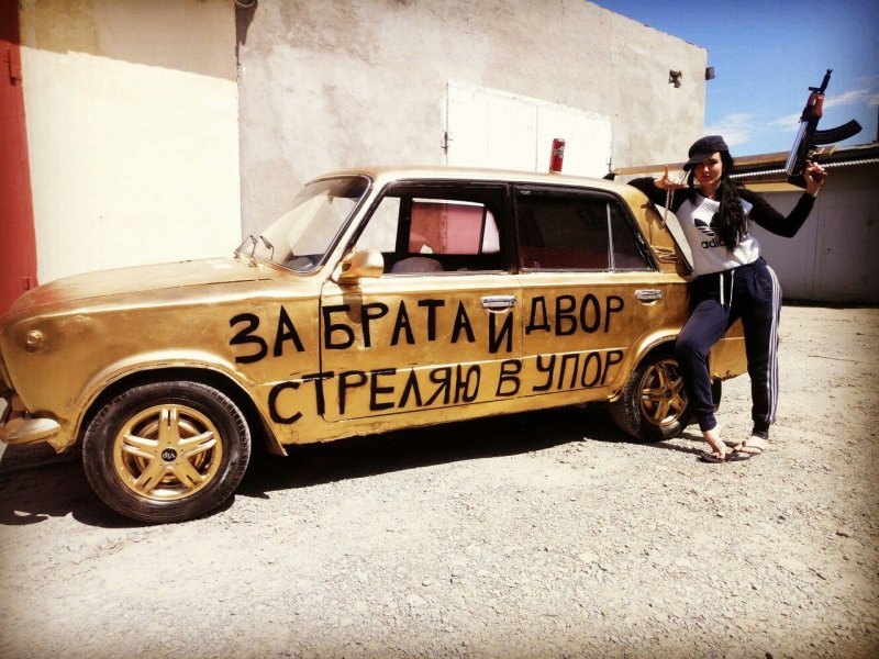 Zavarba ejtő képsorozat arany Zsigulival és egy orosz szerelőlánnyal 5