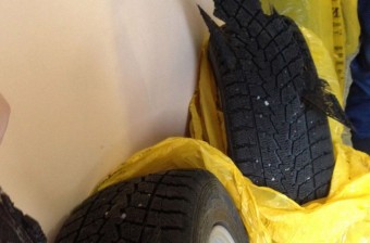 Garázsban állva szakadtak szét a használt téli gumik