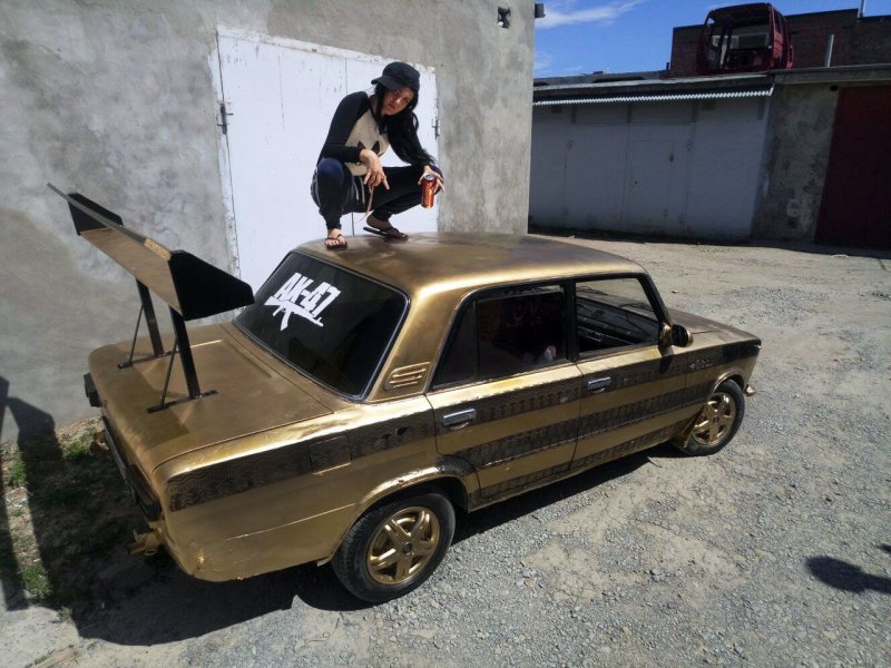 Zavarba ejtő képsorozat arany Zsigulival és egy orosz szerelőlánnyal 6