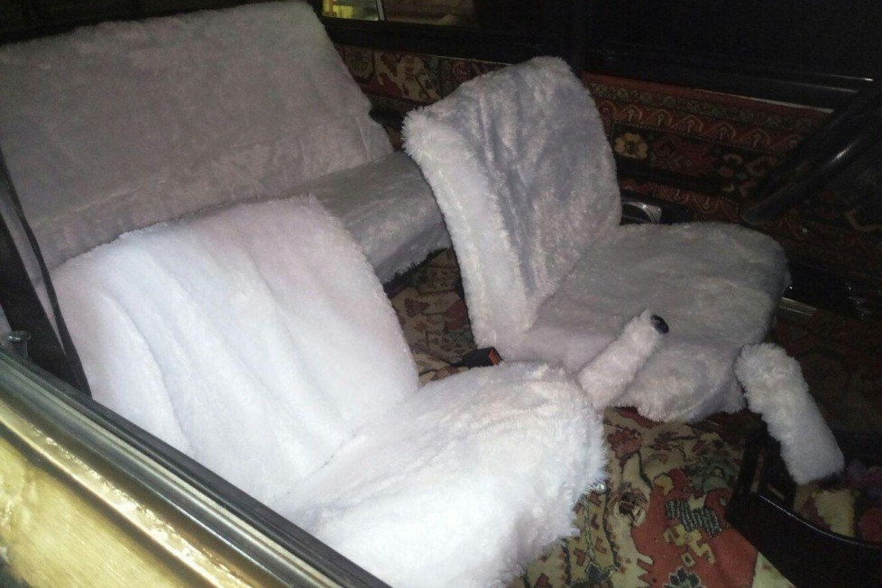 Zavarba ejtő képsorozat arany Zsigulival és egy orosz szerelőlánnyal 8