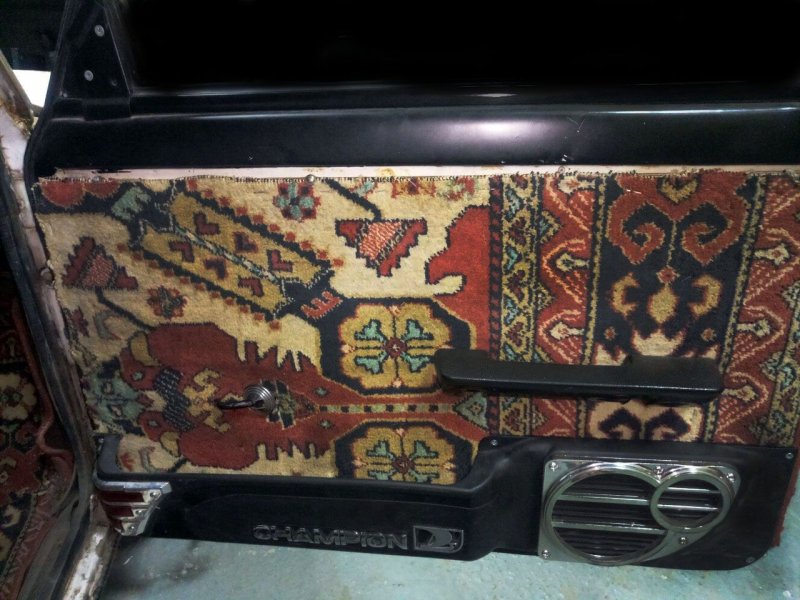 Zavarba ejtő képsorozat arany Zsigulival és egy orosz szerelőlánnyal 9