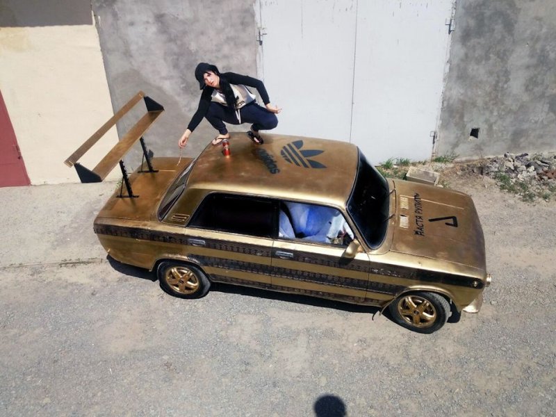 Zavarba ejtő képsorozat arany Zsigulival és egy orosz szerelőlánnyal 10