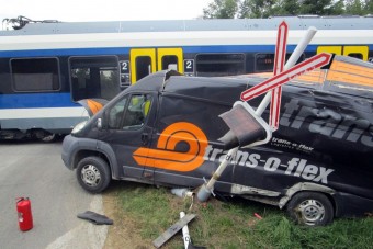 Vonat szedte szét a kisteherautót Csörögön