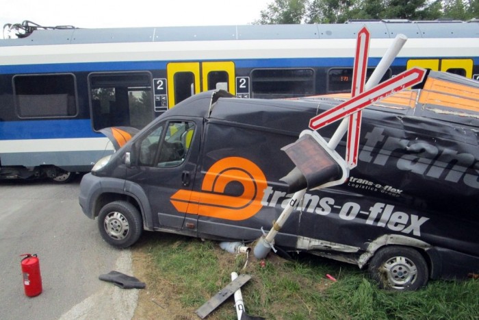 Vonat szedte szét a kisteherautót Csörögön