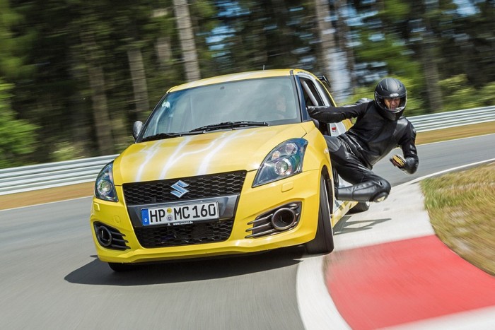 Bitang a Hayabusa-motorral töltött Suzuki Swift