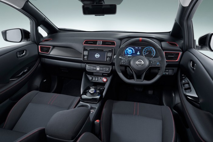 Elektromos sportmodellel készül a Nissan 6