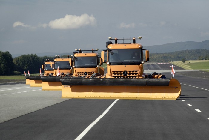 Önvezető hókotrókat teszteltek egy repülőtéren