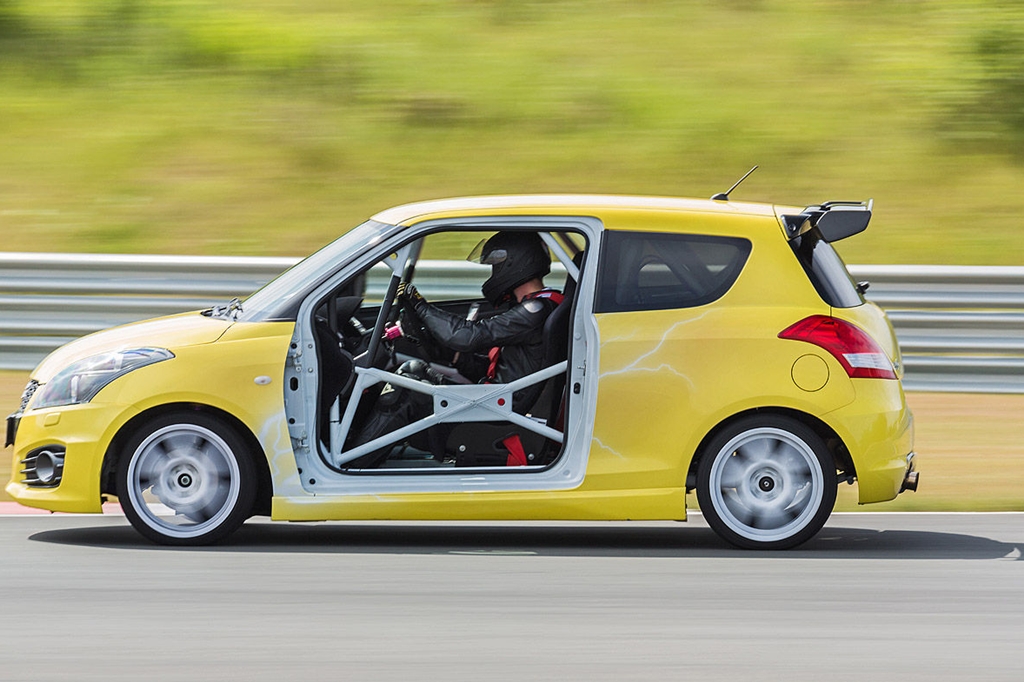 Bitang a Hayabusa-motorral töltött Suzuki Swift 5