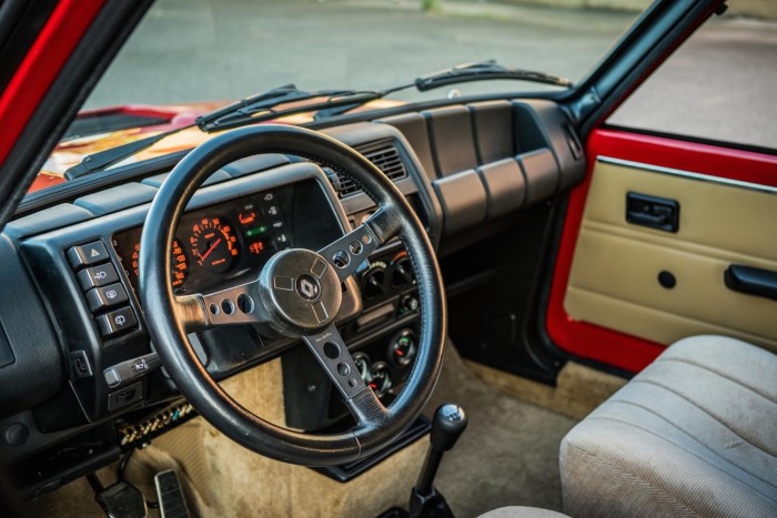 25 millióért vitték a legendás francia gépet 7