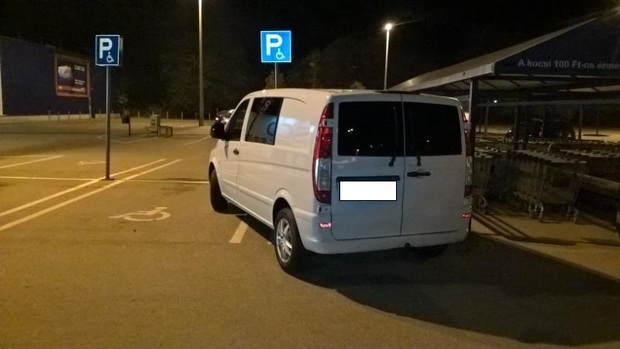 Csodásat parkolt egy szőke nő a makói Tesconál 1