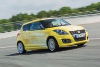 Bitang a Hayabusa-motorral töltött Suzuki Swift 16