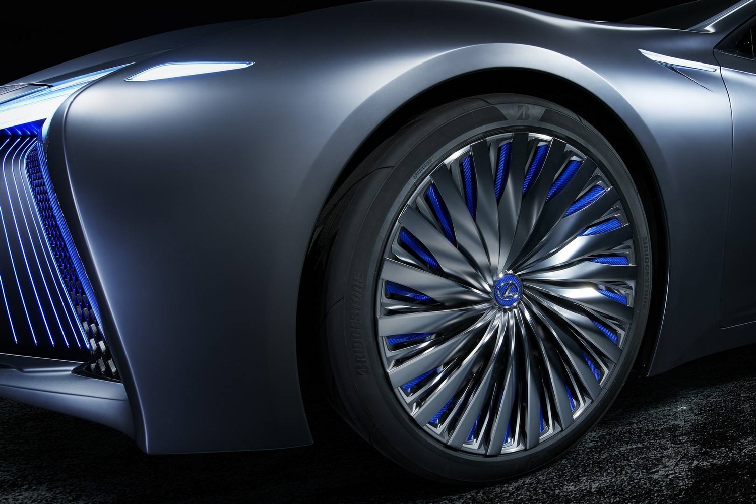 Futurisztikus luxuslimuzin a Lexustól 11