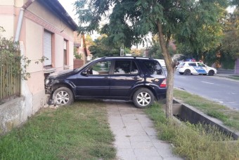 Ház falát bontotta egy részeg autós