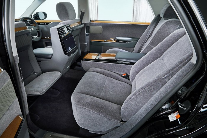 Hibridként tér vissza a japán luxusbehemót 7