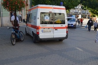 Berágott a gyalogos, felrúgta a bringást