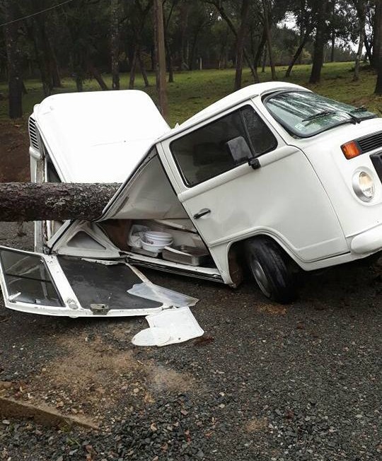 Videó bizonyítja, hogy ez a kilapított VW kisbusz elhajt a helyszínről 1