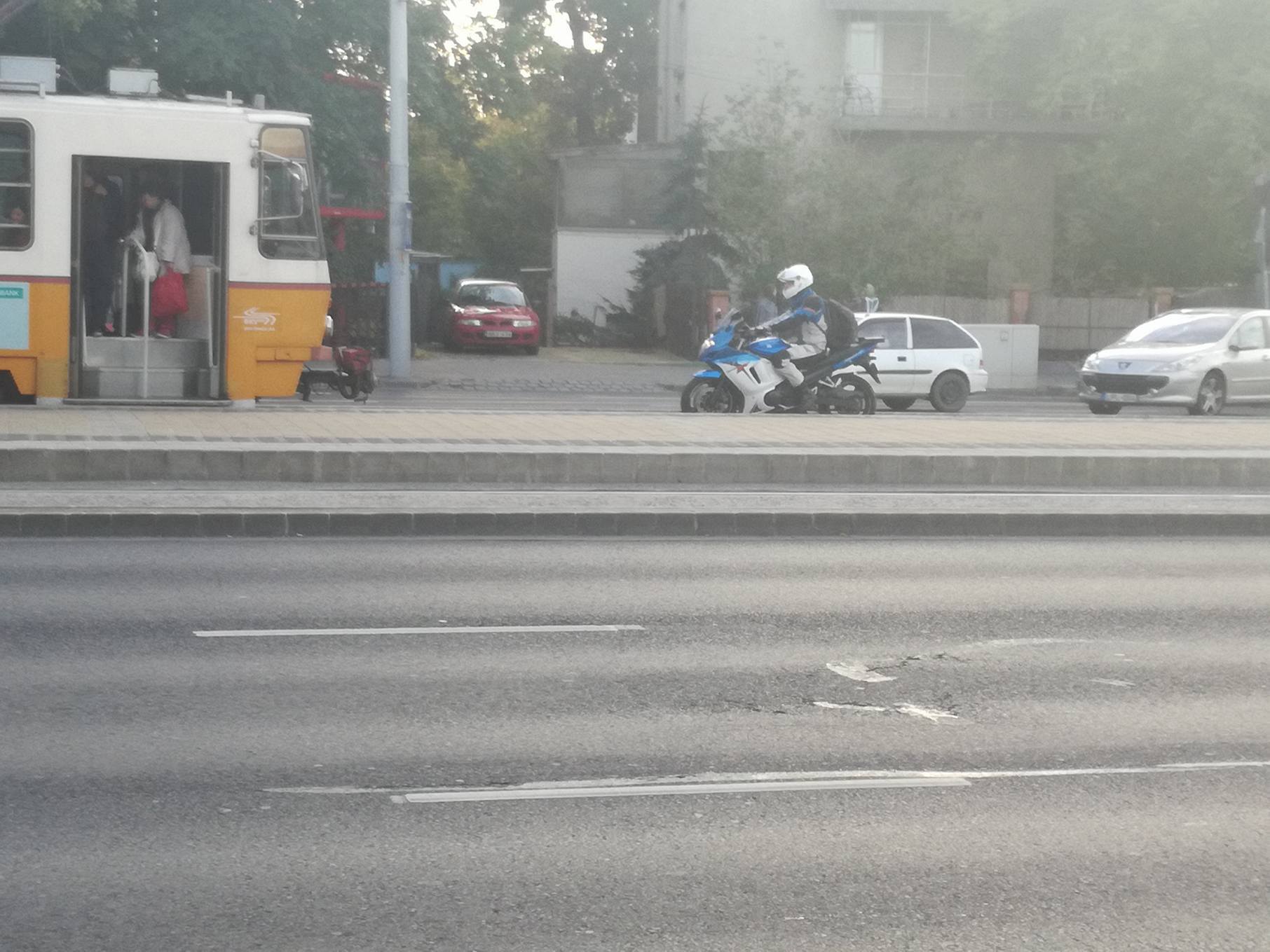 Igen elegáns volt ez a motoros az 1-es villamos mögött (ja, nem) 1 Igen elegáns volt ez a motoros az 1-es villamos mögött (ja, nem) 1