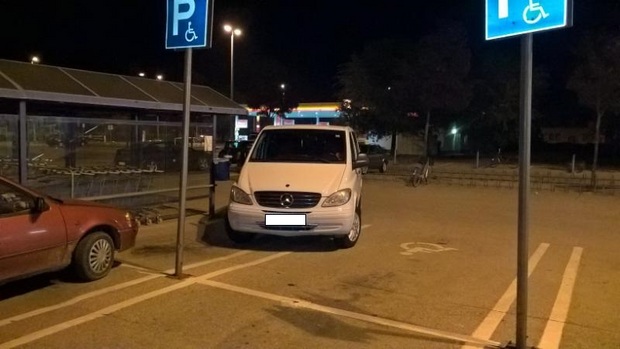 Csodásat parkolt egy szőke nő a makói Tesconál 2 | Vezess Csodásat parkolt egy szőke nő a makói Tesconál 2