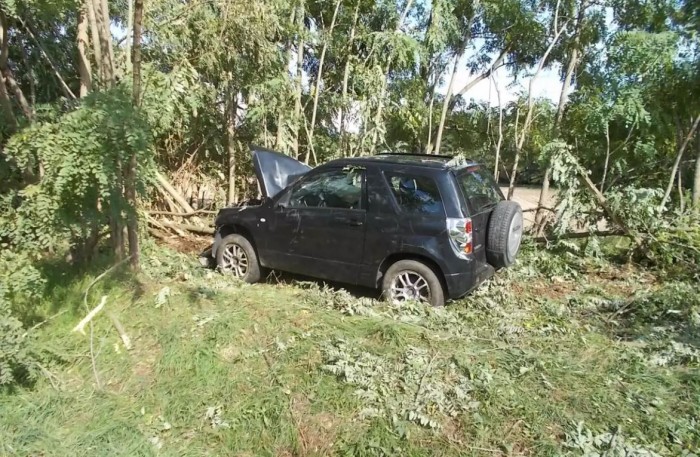 Felrepült a fára egy autó Tatán, fotókon a baleset 4