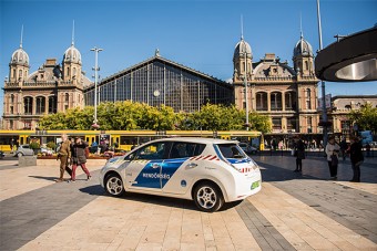 Villanyautót kaptak a budapesti rendőrök