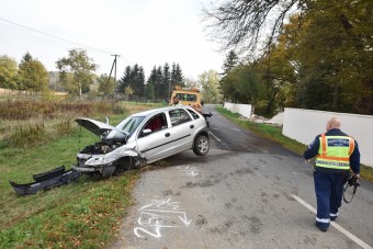 Kastély kerítésének rohant egy autó Zsennyén