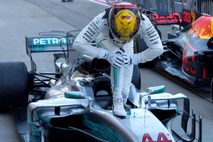 F1: A lehűlő gumi okozott gondot Hamiltonnak, a “bizsura” ugrott