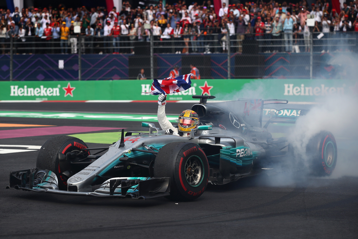 F1: Verstappen nyert, Hamilton a bajnok 17