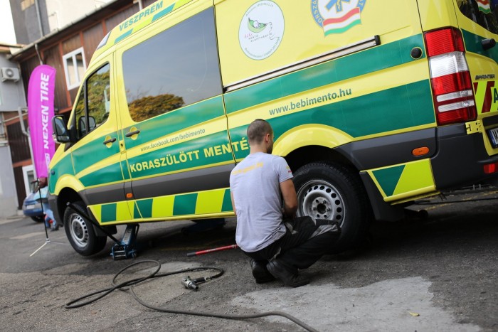 Téli gumikat kaptak a koraszülőttmentők