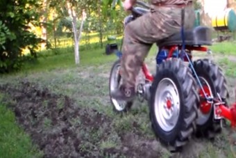 Állj meg egy pillanatra, és ámulj velünk a magyar pedálhajtású traktoron