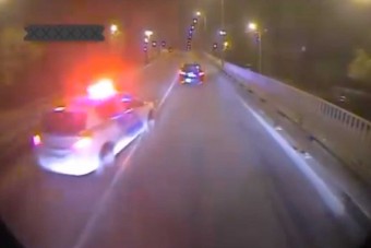 Busszal szórakozott a hazai autós, büntette a rendőr