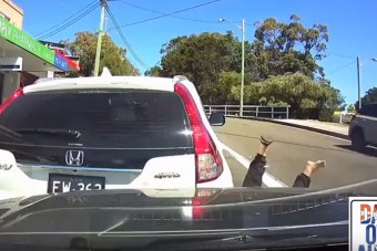 Rádudáltak, feldobta a talpát a dühös autós, akin azért ér röhögni