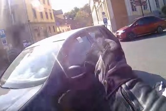 Jogosan perel ezért a borulásért a motoros?