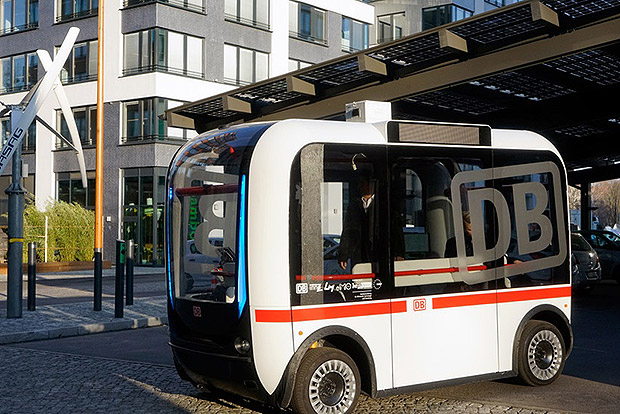 Önjáró busz viszi az embereket a fürdőbe