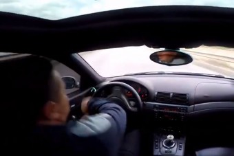 Nézni is fáj, ahogy ez a gyorshajtó pancser összetöri a BMW-jét