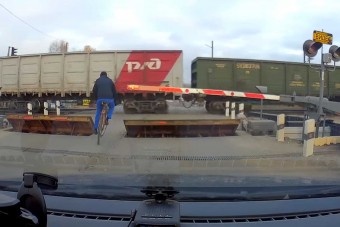 Majdnem palacsinta lett a sínekre hajtó kamikaze orosz bringásból