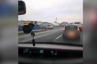 Videón, ahogy ez a szimpatikus kisbuszos a bringaúton előz Győrnél