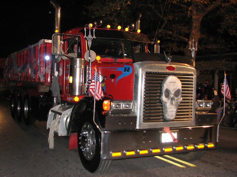 Beteg halloweeni bábu egy kamionon 4