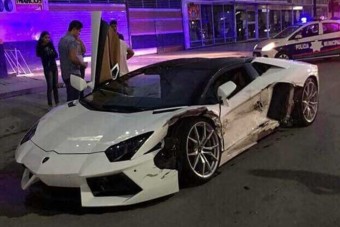 Kanyarodó taxi zúzta le a fehér Lamborghinit