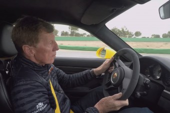 Walter Röhrl megmutatja, hogyan kell a 911 GT3-asnak kenni 